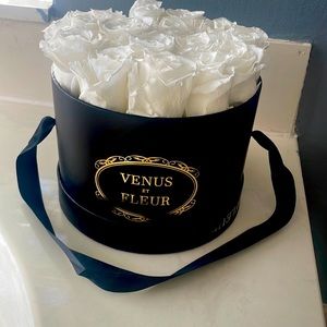 Beautiful  Real White Roses Venus de Fleurs original perfect condition